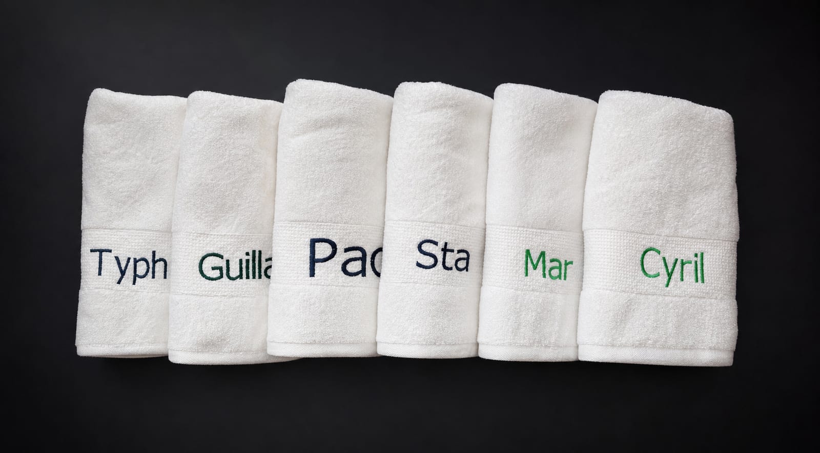 Serviettes blanches personnalisées avec des prénoms brodés en couleur